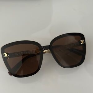 Chic Black Sunglasses